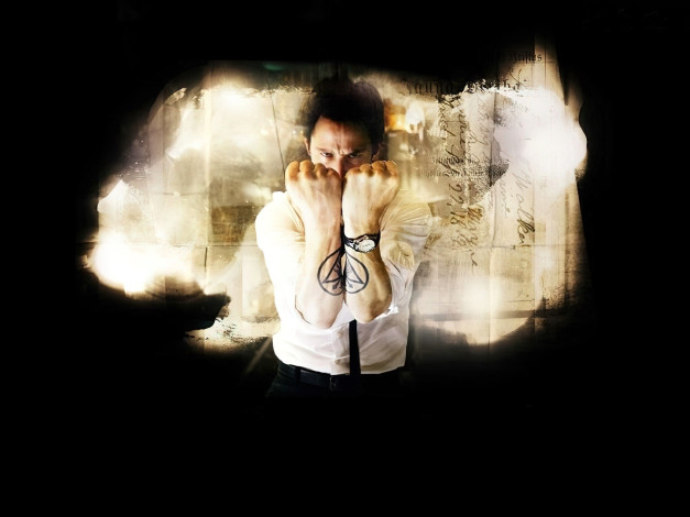 Обои картинки фото кино фильмы, constantine, константин, кулаки, часы, знак