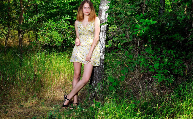 Обои картинки фото dakota pink, девушки, рыжая, платье, лес, трава