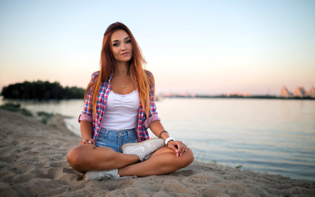 Обои картинки фото девушки, - рыжеволосые и разноцветные, рыжая, топ, шорты, рубашка, кроссовки, песок, берег, озеро