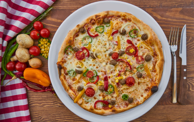 Обои картинки фото еда, пицца, помидоры, перец, кукуруза, грибы, шампиньоны