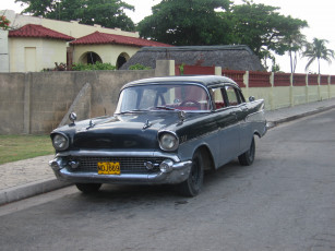 Картинка автомобили выставки уличные фото