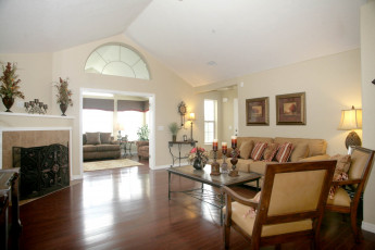 Картинка интерьер гостиная камин диван картины часы балкон