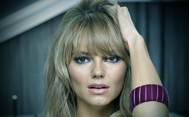 Обои картинки фото Kara Tointon, девушки, браслет