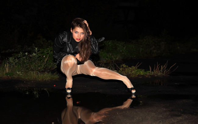 Обои картинки фото Валентина Колесникова, девушки, колготки, arnella, плащ