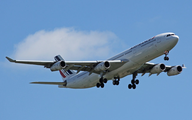 Обои картинки фото air france a340-300, авиация, пассажирские самолёты, авиалайнер, посадка, шасси, двигатели