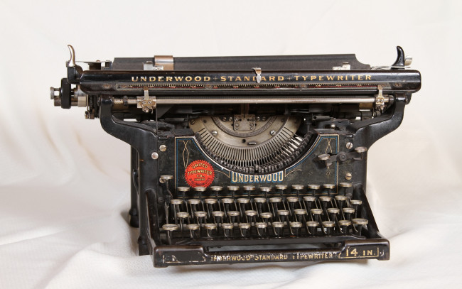 Обои картинки фото разное, ретро,  винтаж, печатная, машинка, андервуд, старье, белый, фон