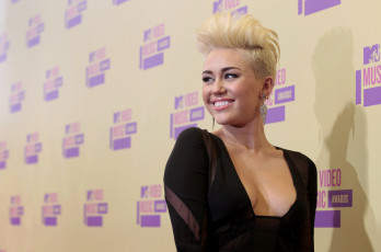 Картинка девушки miley+cyrus улыбка актриса певица стрижка декольте майли сайрус