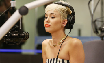 Картинка девушки miley+cyrus майли сайрус блондинка ожерелье певица актриса микрофон наушники серьги