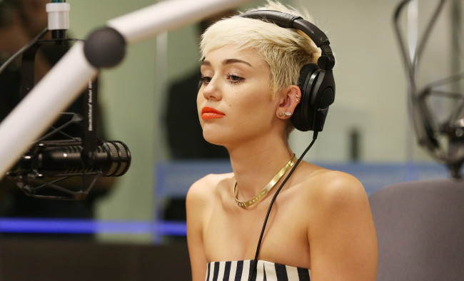 Обои картинки фото девушки, miley cyrus, майли, сайрус, блондинка, ожерелье, певица, актриса, микрофон, наушники, серьги