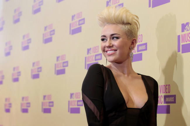 Обои картинки фото девушки, miley cyrus, улыбка, актриса, певица, стрижка, декольте, майли, сайрус