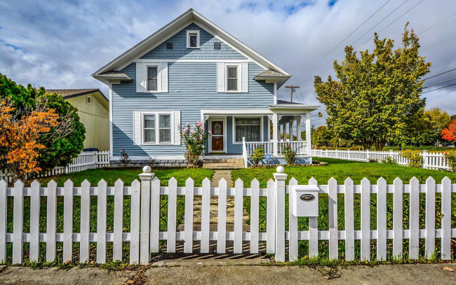 Обои картинки фото города, - здания,  дома, коттедж, забор, лужайка