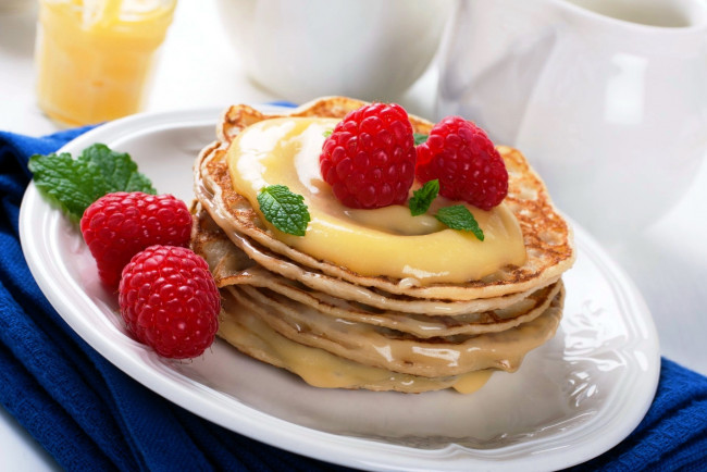 Обои картинки фото еда, блины,  оладьи, малина, блинчики, мята, соус