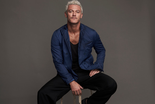 Обои картинки фото мужчины, luke evans, сидя, на, стуле, blair, getz, mezibov, блондин, позирует, luke, evans, mr, porter, the, journal, люк, эванс, фон, актер, рубашка, фотосессия, брюки