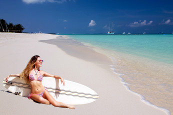 Картинка девушки -+рыжеволосые+и+разноцветные море пляж серф купальник