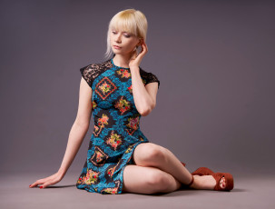 Картинка девушка+-+girl девушки -+блондинки +светловолосые девушка женщина блондинка светловолосая сексуальная модель звезда позирует разная обувь верхняя стильная одежда нижнее эротическое бельё трусы лифчик колготки чулки аксессуары макияж и множество элементов на фотографии