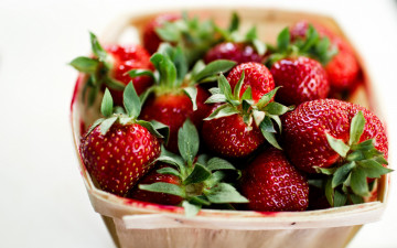 Картинка еда клубника +земляника корзинка ягоды макро