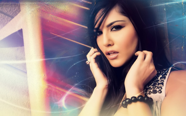 Обои картинки фото девушки, sunny leone, брюнетка, лицо, бусы
