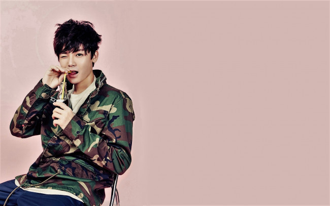 Обои картинки фото мужчины, hou ming hao, актер, куртка, бутылка