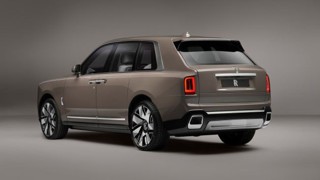 Обои картинки фото rolls-royce cullinan series ii 2024, автомобили, rolls-royce, rolls, royce, cullinan, two, series, 2024, джип, вид, сзади, студия