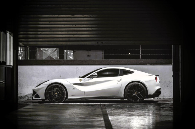 Обои картинки фото ferrari f12 berlinetta, автомобили, ferrari, белый, гараж