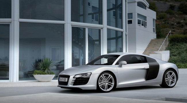 Обои картинки фото автомобили, audi, r8, 2007, гора, здание, белая, серебрситая, дом