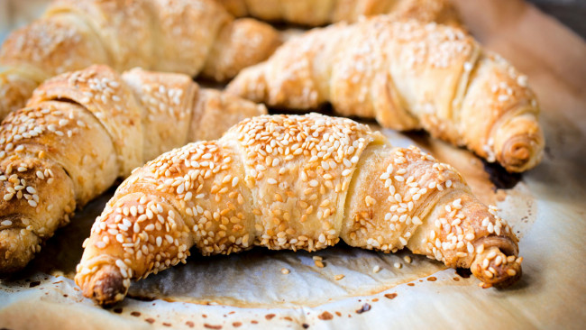 Обои картинки фото еда, хлеб,  выпечка, круассаны