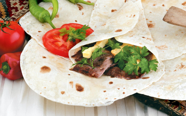 Обои картинки фото еда, блины,  оладьи, мясо, помидоры, перец, сыр