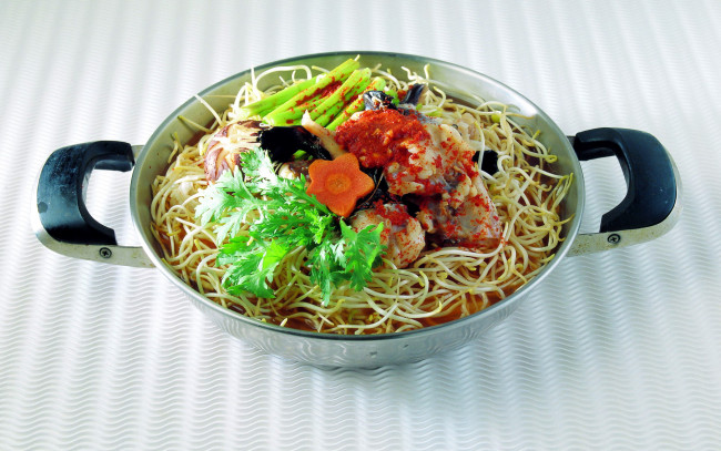 Обои картинки фото еда, макаронные блюда, морковь, вермишель, зелень