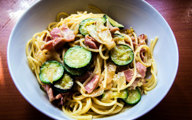 Обои картинки фото еда, макаронные блюда, ветчина, цуккини, спагетти