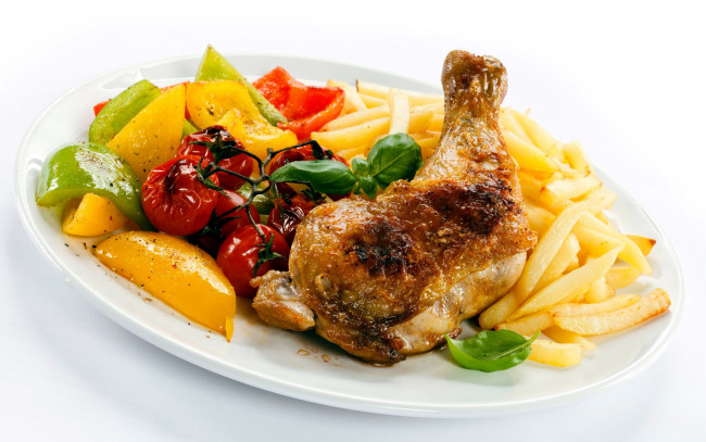 Обои картинки фото еда, мясные блюда, картофель, базилик, томаты, фри, куриная, ножка, перец