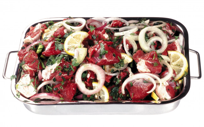 Обои картинки фото еда, мясные блюда, лимон, кусочки, мясо, лук