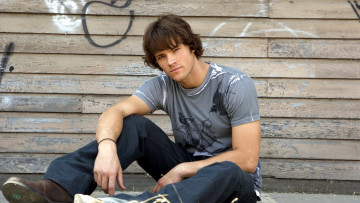 Картинка мужчины jared+padalecki поза