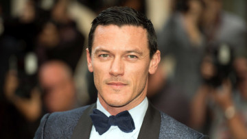 обоя мужчины, luke evans, бабочка