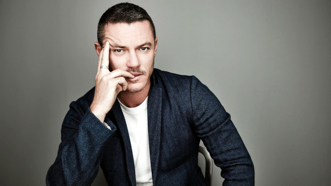 Обои картинки фото мужчины, luke evans, взгляд