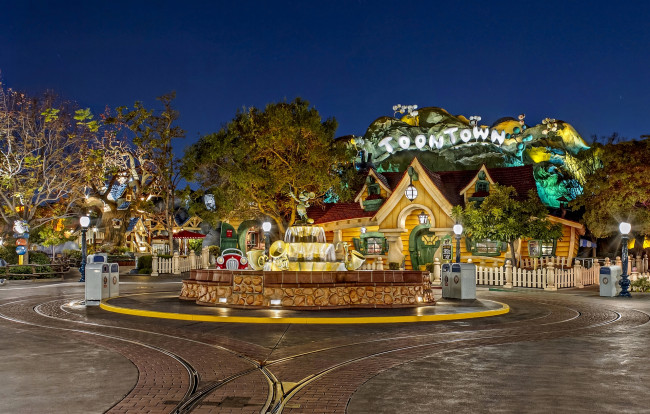 Обои картинки фото разное, карусели,  качели,  аттракционы, фонари, деревья, рельсы, диснейленд