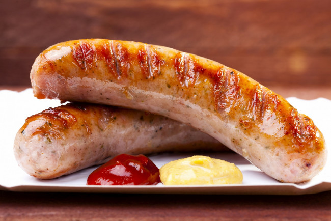 Обои картинки фото еда, колбасные изделия, соус, кетчуп, сосиски, гриль