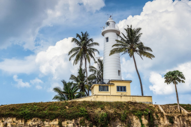 Обои картинки фото шри ланка, природа, маяки, облака, пальмы