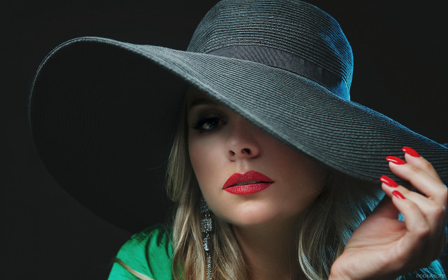 Обои картинки фото девушки, -unsort , лица,  портреты, глаз, шляпа, ногти