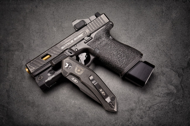 Обои картинки фото battle born glock, оружие, пистолеты, ствол