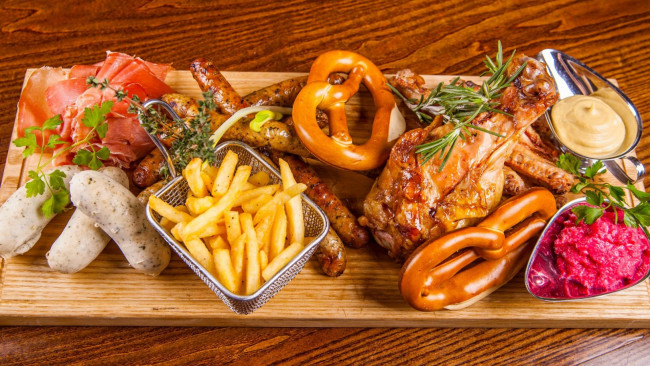 Обои картинки фото еда, разное, колбаски, картофель, горчица