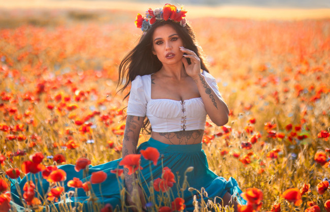 Обои картинки фото девушки, - брюнетки,  шатенки, венок, луг, маки