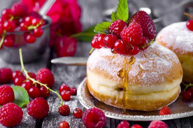 Обои картинки фото еда, хлеб,  выпечка, пончики, ягоды