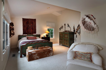 Картинка интерьер спальня кровать комод кресло