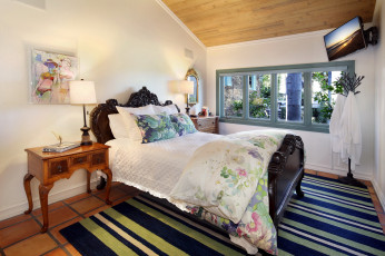 Картинка интерьер спальня кровать телевизор зеркало