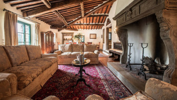 Картинка интерьер гостиная камин ковер диваны