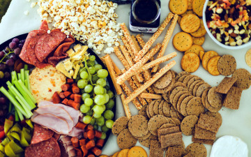 Картинка еда разное колбаса печенье ветчина виноград