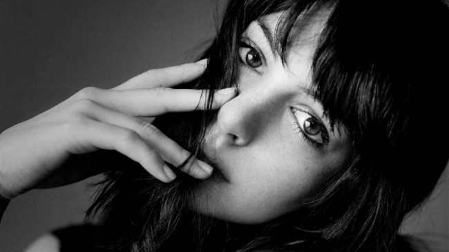 Обои картинки фото девушки, anne hathaway, актриса, черно-белая, лицо, взгляд
