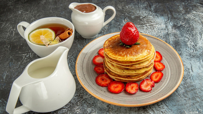 Обои картинки фото еда, блины,  оладьи, оладьи, клубника