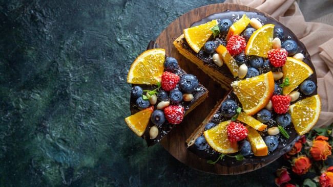 Обои картинки фото еда, пироги, пирог, черника, клубника, апельсин