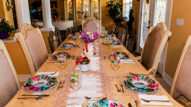 Обои картинки фото интерьер, декор,  отделка,  сервировка, приборы, бокалы, букеты